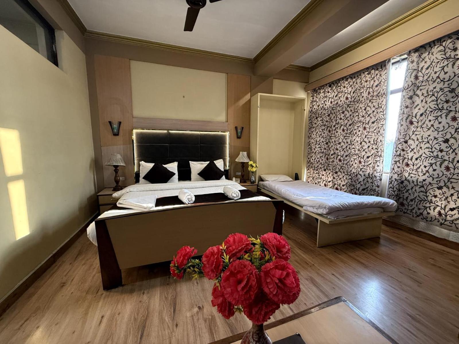 Hotel New Mamta Srīnagar Esterno foto